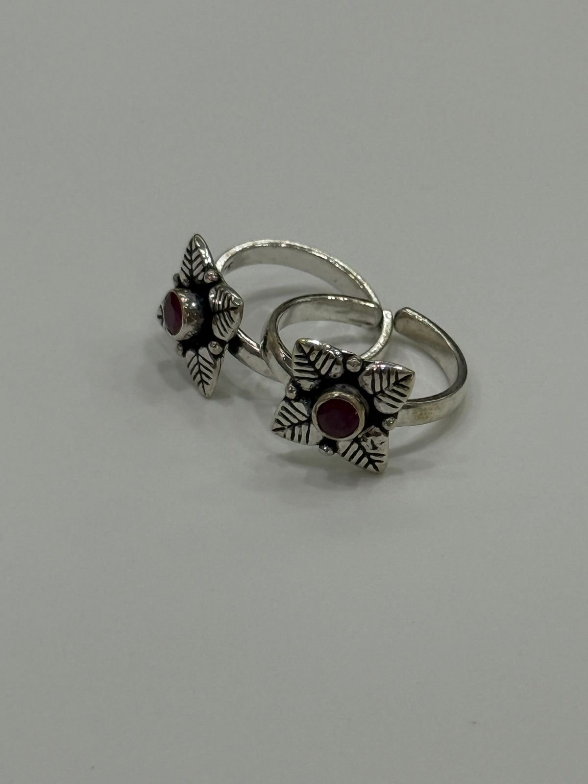 92.5 Silver Oxidised Green Gemstone Antique Kundan Toe Ring 